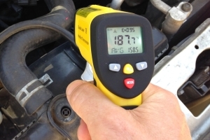 measuring coolant temperature in car with temperature gun eT650D