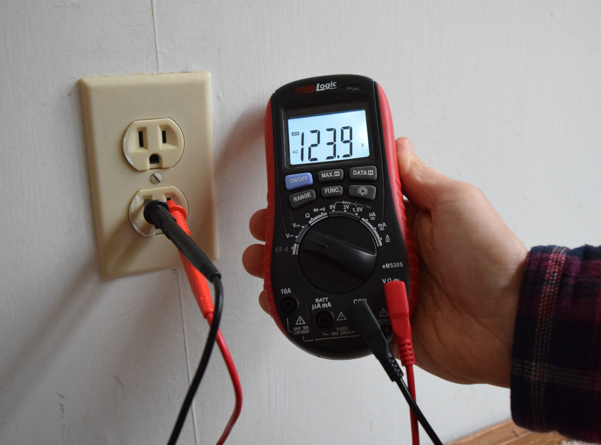 How To Test An Outlet With A Multimeter - How To Use A Multimeter To Test An Outlet